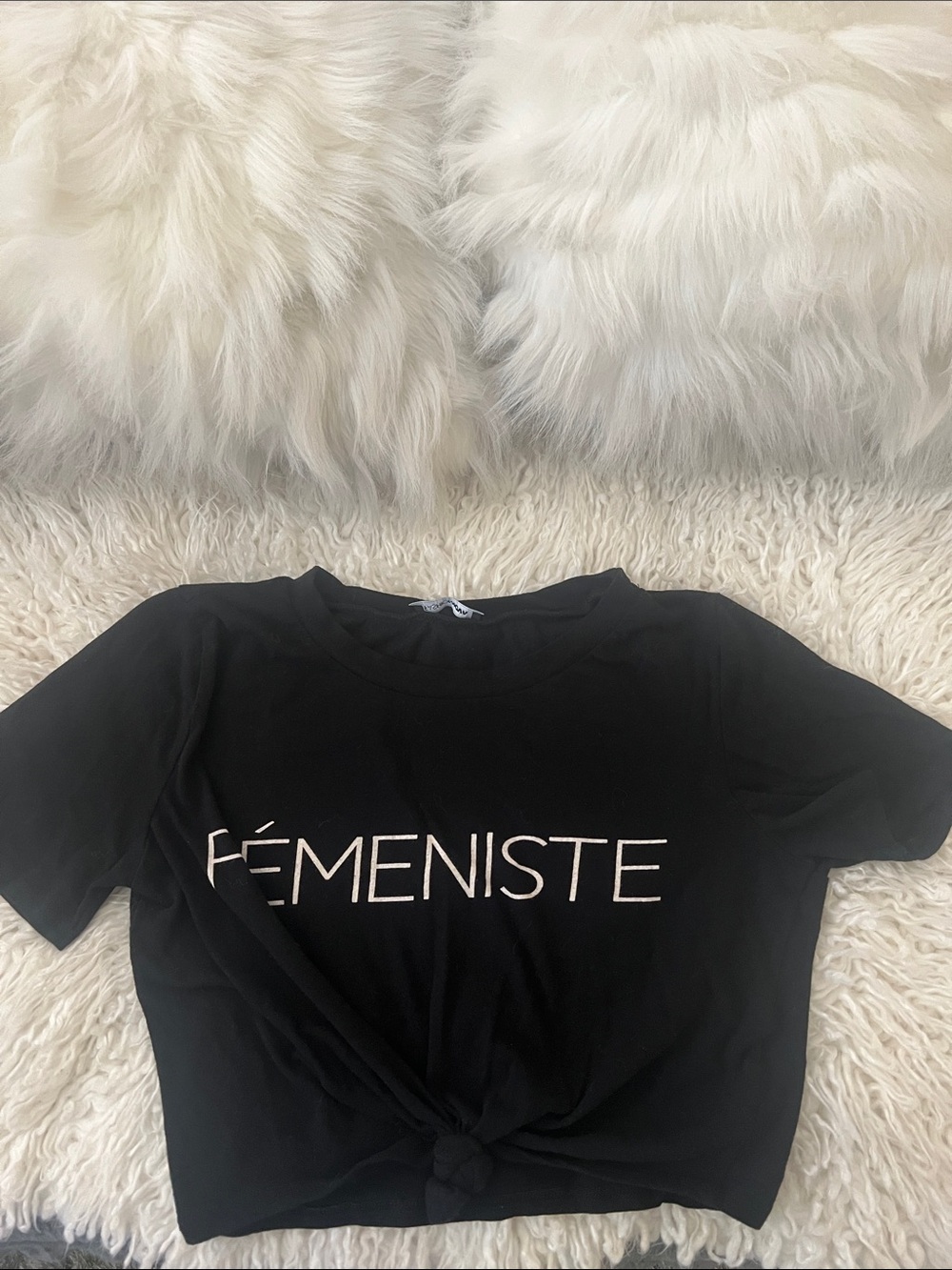 Adorable Cropped Front Knot Fémeniste Tee! So cute for summer!😍